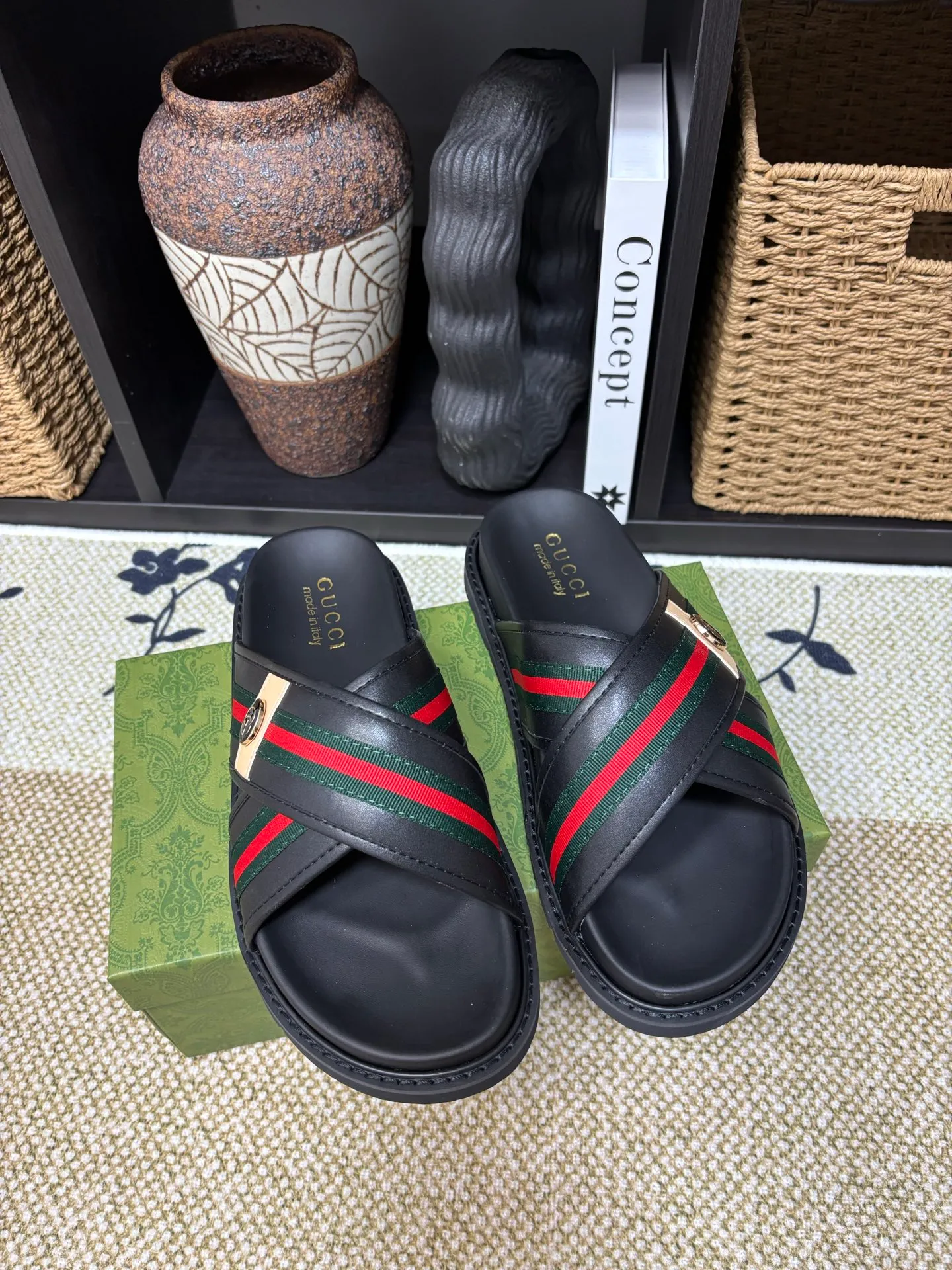 Factory 💰 300 yuan Gucci slippers] high-end men's shoes brand official website 1:1 latest masterpiece: original mold customization, the fabric is made of imported original materials, upgraded outsole, lighter and non-slip. The market's top quality, simple yet tasteful, a must-have for fashionistas, fashionable at your feet, full of confidence, the same style at the counter 👍The season of summer slippers is here. Code: 38-45 (45 customized)